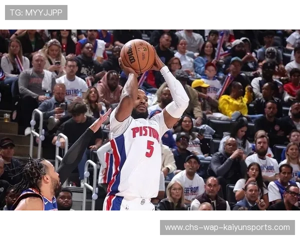 篮球运动员手滑把球传给观众